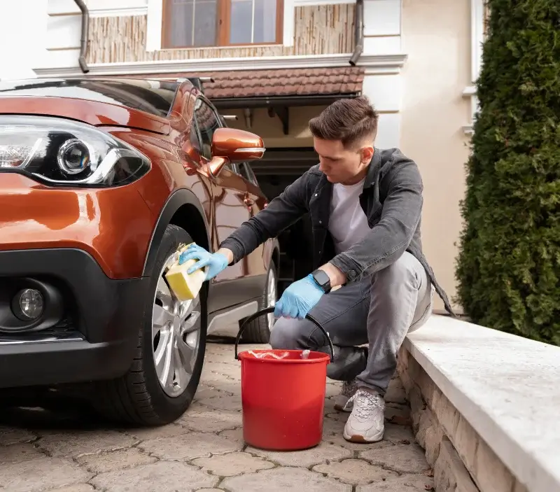 Lavage auto à domicile Ossen : professionnel intervenant sur un véhicule